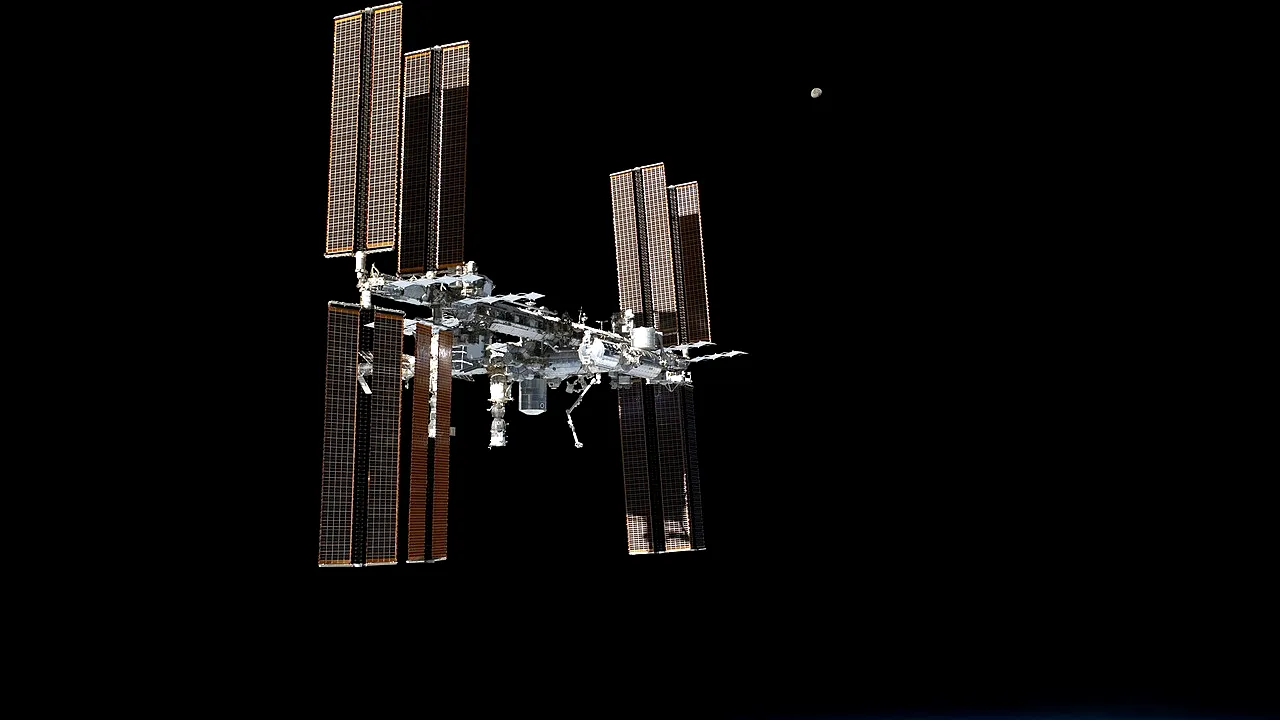 Un fragment dintr-o rachetă SpaceX, lansată de compania lui Elon Musk în 2019, se îndreaptă către Stația Spațială Internațională