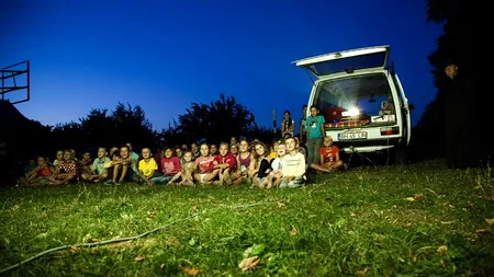 CINEMOBILUL, invenția-trăsnet a unui tânăr din Cluj, care a reușit să aducă FILMUL mai aproape de copiii SATULUI