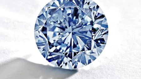 Un diamant albastru foarte rar, estimat la 20 de milioane de dolari, scos la licitație la Hong Kong