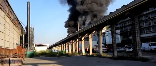 Incendiu la un depozit de pe platforma Aro Câmpulung. Prefectul de Argeș: În depozit sunt 3.700 de tone de deșeuri, inclusiv cianuri