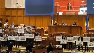 Scandal cu pancarte, urlete și microfoane tăiate, în plenul de miercuri din Parlament. Userista Diana Stoica şi vicepreşedinta Camerei Deputaţilor, Natalia Intotero, la cuțite. De la ce a pornit disputa