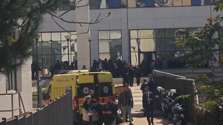 Atac armat la Atena. Un bărbat de 89 de ani a deschis focul în două locații diferite și a reușit să fugă de polițiști. Cel puțin 5 răniți