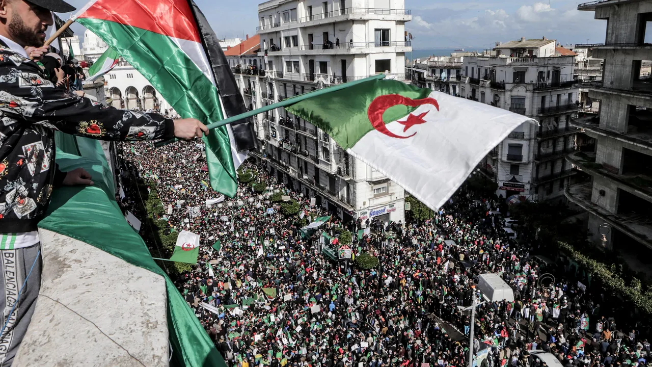 VIDEO PROTESTE masive în Algeria. Sute de mii de persoane au ieșit în stradă împotriva regimului președintelui Bouteflika
