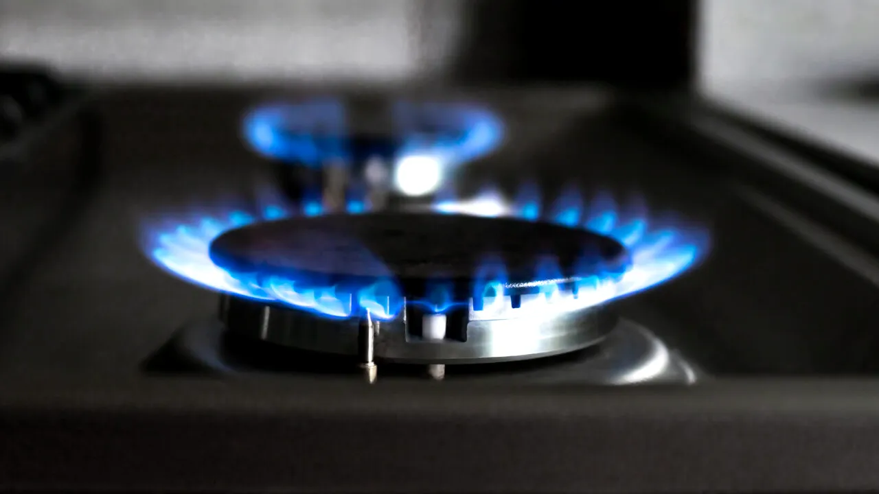 Clienții PPC, E.ON, ENGIE sau Hidroelectrica se tem că rămân fără curent sau gaze, după ce au primit facturi pe minus. Ce spune ministrul Energiei