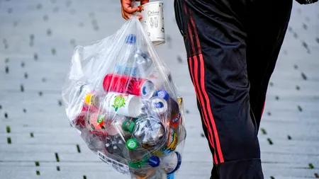 Românii au „aruncat la gunoi” sute de milioane de euro pentru că nu au RETURNAT ambalajele cu garanție