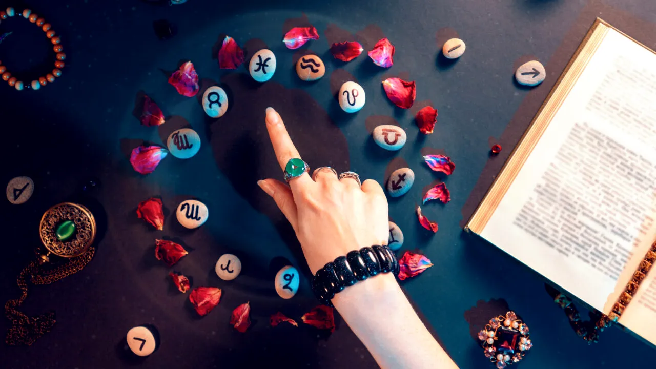 Horoscop rune 17-23 martie 2025. Mesaje importante și oportunități neașteptate pentru zodii