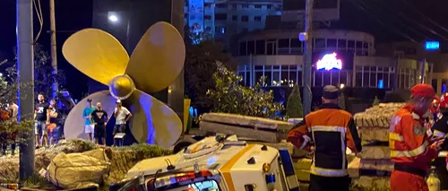 VIDEO - O ambulanță a ajuns în șanț, după ce s-a ciocnit cu un taxi, în Constanța. Șoferul, asistenta, un copil de 4 ani și mama lui au fost răniți