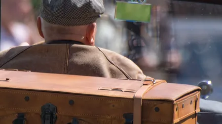 Un bătrân a fost arestat după un control de rutină în trafic. Descoperire uluitoare făcută de polițiști