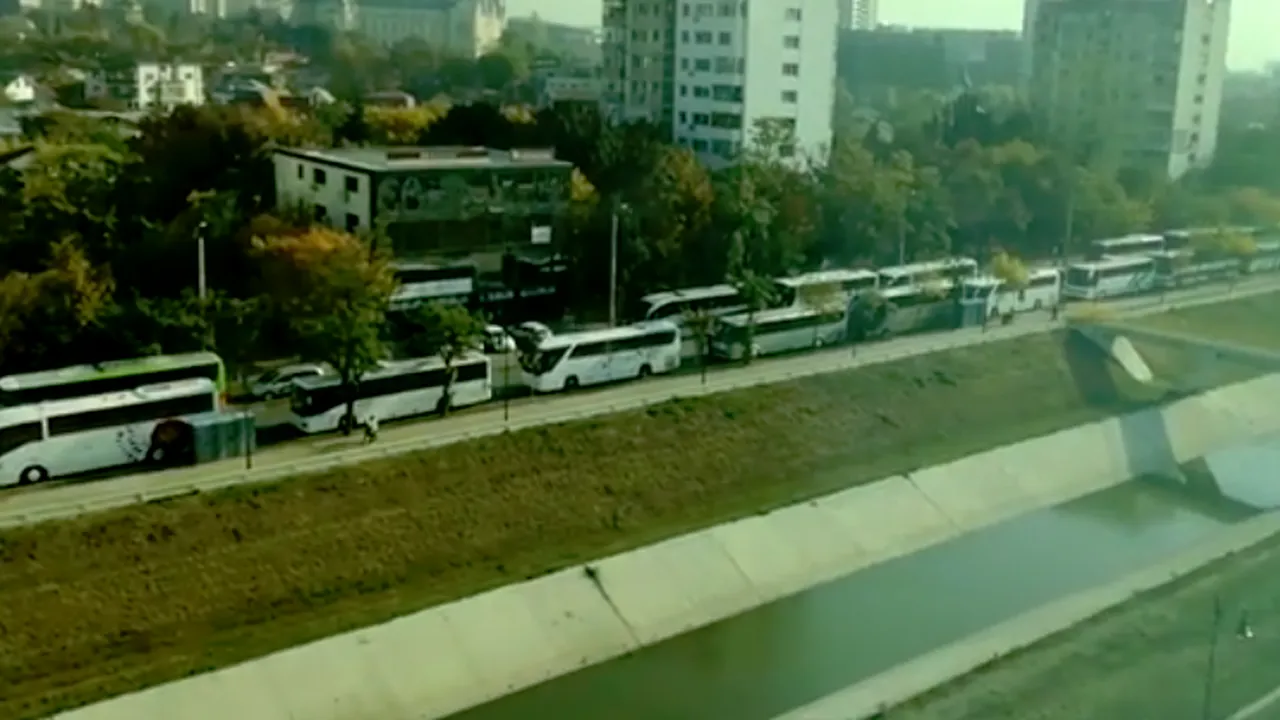 Imaginile zilei. 153 de autocare cu PELERINI din Voluntari PARALIZEAZĂ traficul în Iași