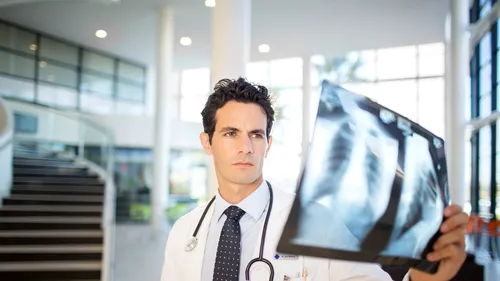 COVID-19. Analiza amplă a unui medic francez pe 2.500 de radiografii toracice relevă: „Ar fi apărut încă din noiembrie în regiune!” 