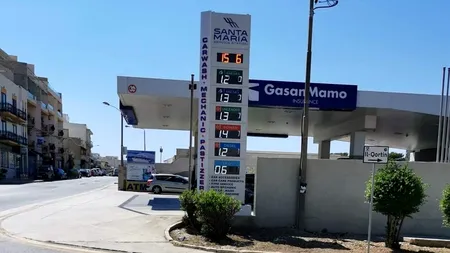 A crezut că nu vede bine! Câți bani costă un litru de motorină în Malta. Imagine realizată de un turist român, într-o benzinărie