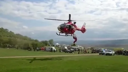VIDEO | Misiune contracronometru de salvare. Doi adolescenți căzuți cu un ATV într-o râpă au fost extrași cu elicopterul SMURD