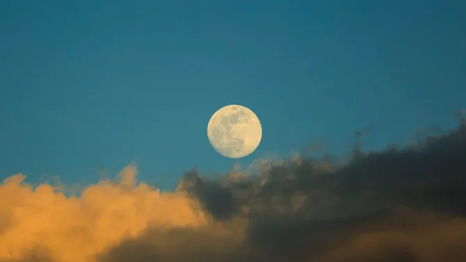Ce este „Luna Florilor”, fenomenul astronomic, ce marchează sfârșitul primăverii