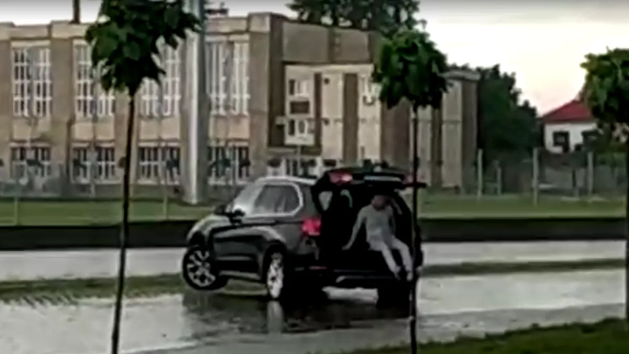 Consilierii locali din Craiova, căraţi în portbagaj din cauza ploii torenţiale