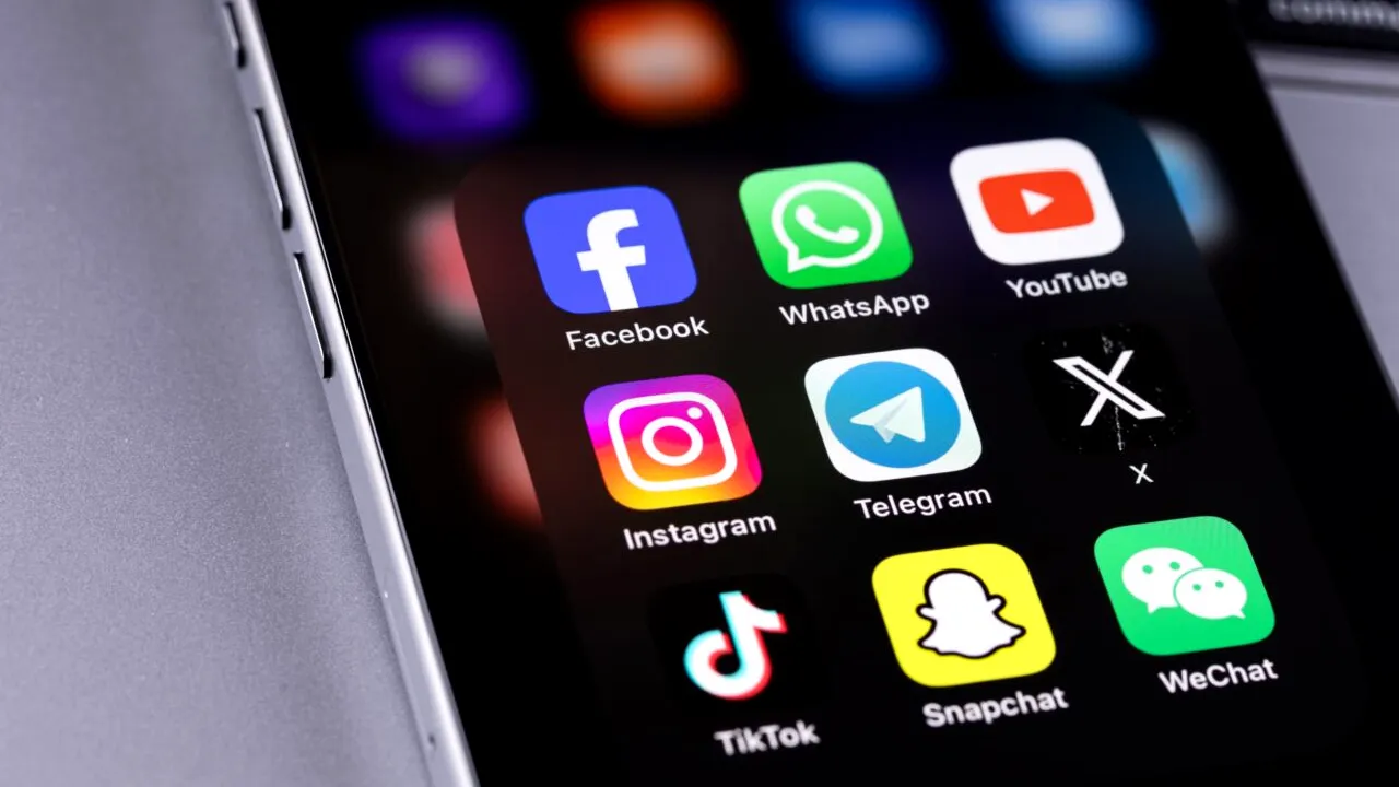 Companiile Meta și YouTube, obligate să plătească despăgubiri unei tinere care a reclamat că a devenit dependentă de rețelele de socializare