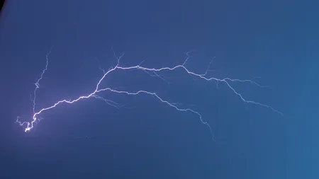 Vremea în București: Ploi torențiale, vijelii și temperaturi de 6-7 grade Celsius/ Fenomene similare în toată țara