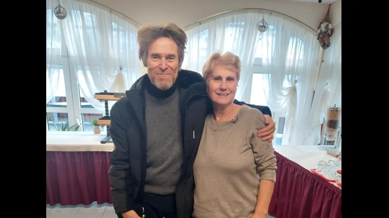 Fotografii inedite în munții Făgăraș cu celebrii actori Willem Dafoe şi Emily Watson. Cei doi filmează în România scene din producţia „Legenda lui Ochi”