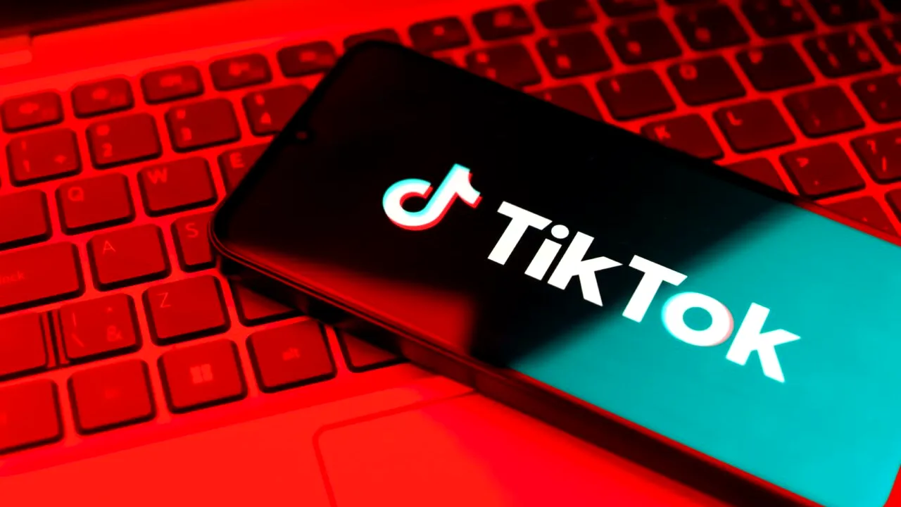 Un individ din Cluj este anchetat după ce a instigat la violențe pe Tik Tok: ”Ieșiți în stradă cu furci, cu coase, cu tot ce aveţi”