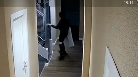 Jaf sprințar în Piața Romană din București. O femeie a plecat la pas cu un televizor în cearceaf dintr-un apartament înciriat în sistem hotelier