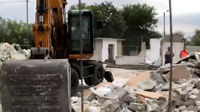 VIDEO | Prelungirea „Ghencea, încă un pas spre modernizare: Excavatoarele Primăriei au intrat în locuințele și în magazinele expropriate  