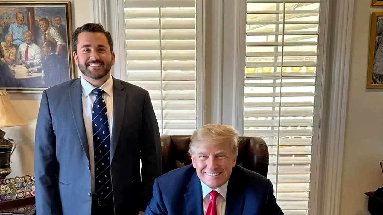 Emisarul lui Donald Trump, Nick Adams, vine la Forumul Economic de la Cluj Napoca, la invitaţia lui George Simion