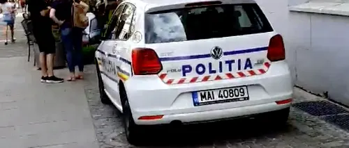 Încă o gafă a Poliției Române: Cei doi agenți care au parcat mașina pe o stradă pietonală din centrul Timișoarei vor fi cercetați disciplinar. Polițiștii s-au dus la restaurant - VIDEO