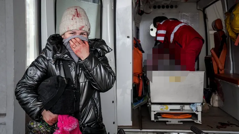 IMAGINI CU PUTERNIC IMPACT EMOȚIONAL. O fetiță de 6 ani a murit, în urma atacurile ruse asupra orașului Mariupol. „Arată-i lui Putin. Ochii acestui copil și medicii care plâng”