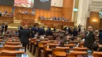 A început ședința de învestire a Guvernului Veștea. 358 de aleși sunt în sală. Simion anunță că AUR părăsește sala. UDMR face la fel