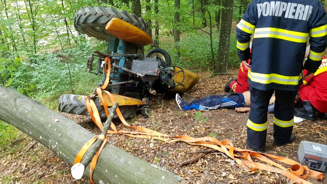 Accident grav în Vâlcea. Bărbat de 35 de ani, mort după ce s-a răsturnat cu tractorul