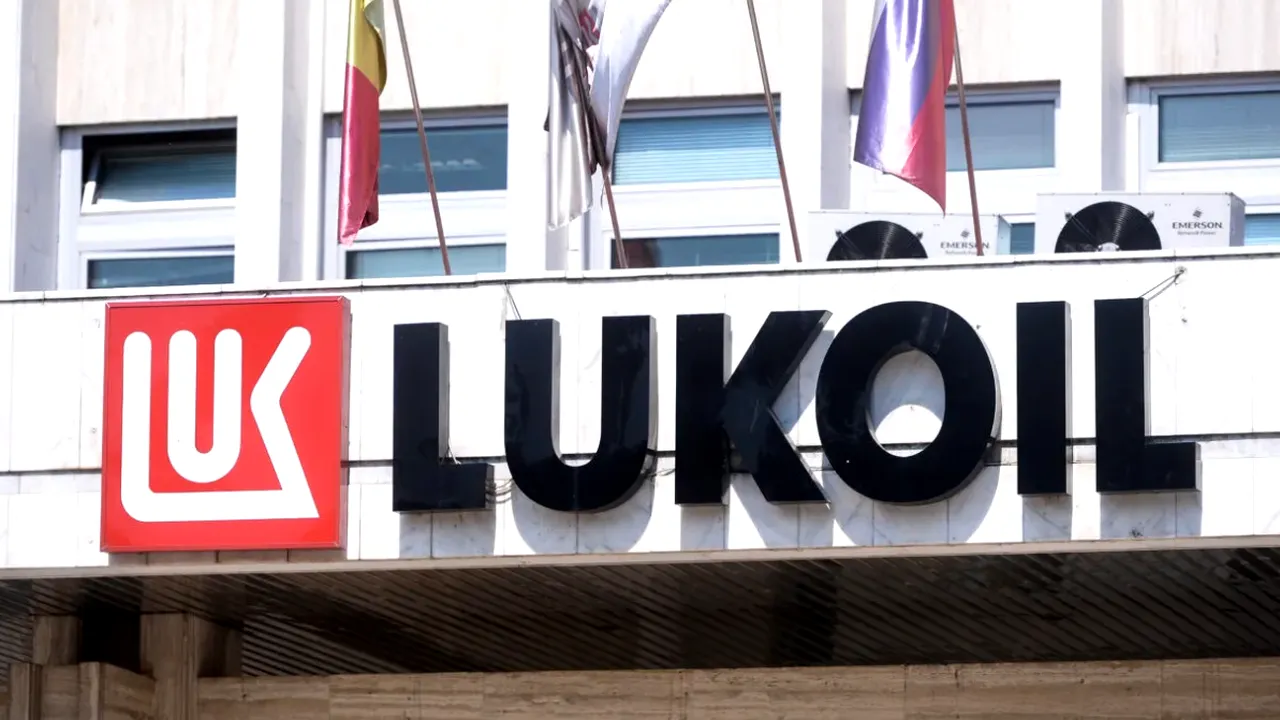 Guvernul Bolojan instituie supravegherea extinsă asupra Lukoil. Ce înseamnă acest lucru și cine este noul supraveghetor