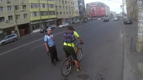 Doi bicicliști, amendați de polițiștii locali din sectorul 1 pentru că nu purtau cască. Ce au făcut șefii agenților câteva ore mai târziu