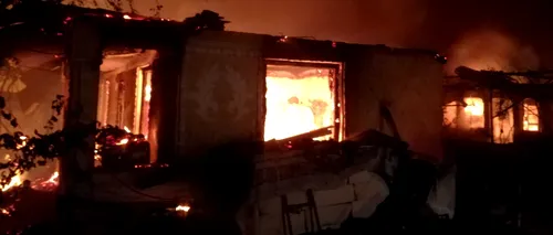 Incendiu masiv în Bacău: Intervenția pompierilor a durat 12 ore după ce focul s-a extins la patru case - FOTO / VIDEO 