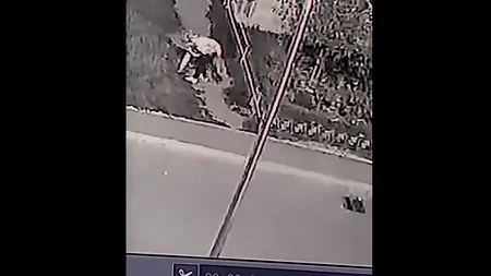 VIDEO | Surpriza avută de o tânără care și-a pierdut portofelul plin cu bani pe o stradă din Sibiu. O femeie cu spirit civic l-a găsit și l-a dus la un magazin din cartier