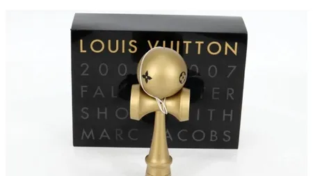 O kendamă marca Louis Vuitton se vinde cu peste 1300 de dolari. Este sau nu cea mai scumpă kendamă din lume