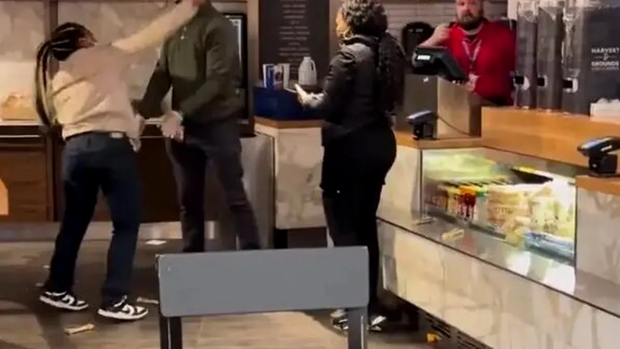 Angajata unei cafenele s-a BĂTUT cu șefii, după ce a fost concediată: „Dați-mi lucrurile înapoi!”
