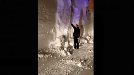 VIDEO: Zăpadă „cât casa” într-o regiune din China, unde ninge de 10 zile fără oprire. Aproape 1.000 de turiști au rămas blocați