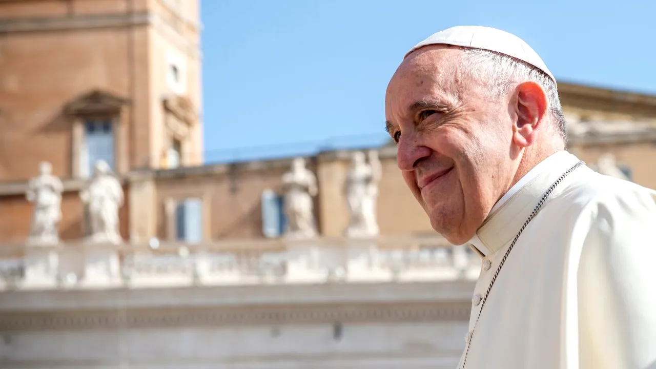 Papa Francisc spune că după operația sa la colon multe voci vorbeau despre căutarea unui succesor. „Sunt încă în viață, deși unii m-au vrut mort”