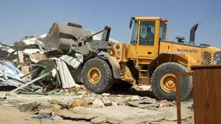 Suceava: Doi tineri au folosit un excavator ca să fure utilaje de prelucrare a lemnului
