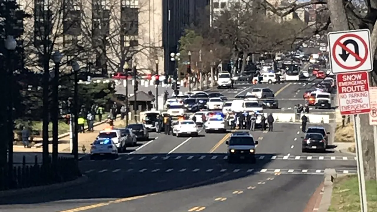 O femeie a vrut să intre cu mașina sediul Congresului SUA. Forțele de securitate au oprit-o cu focuri de armă
