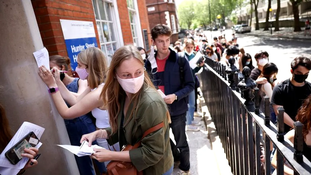 Guvernul Boris Johnson vrea vaccinarea obligatorie anti-Covid a studenților