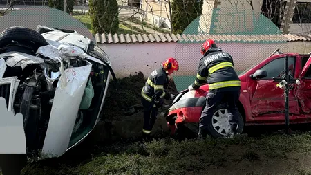 Accident cu cinci răniți în județul Argeș. Două autoturisme s-au răsturnat în fața crucii unei alte victime