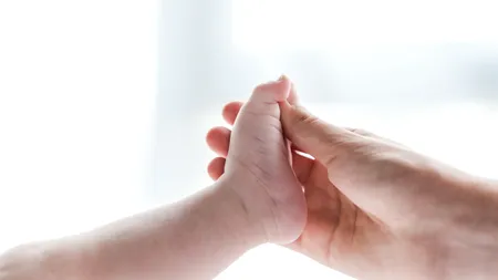 INS anunță că în luna octombrie s-au înregistrat mai puține nașteri și mai multe decese decât în luna septembrie, în România