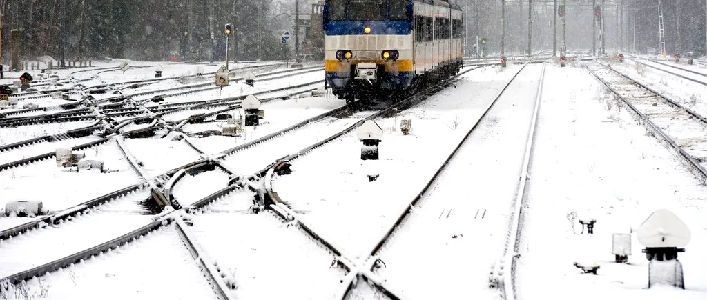 Patru trenuri, blocate în gările din raza regionalei Craiova, după ce un macaz a înghețat. În altă gară s-au rupt pantografele locomotivelor