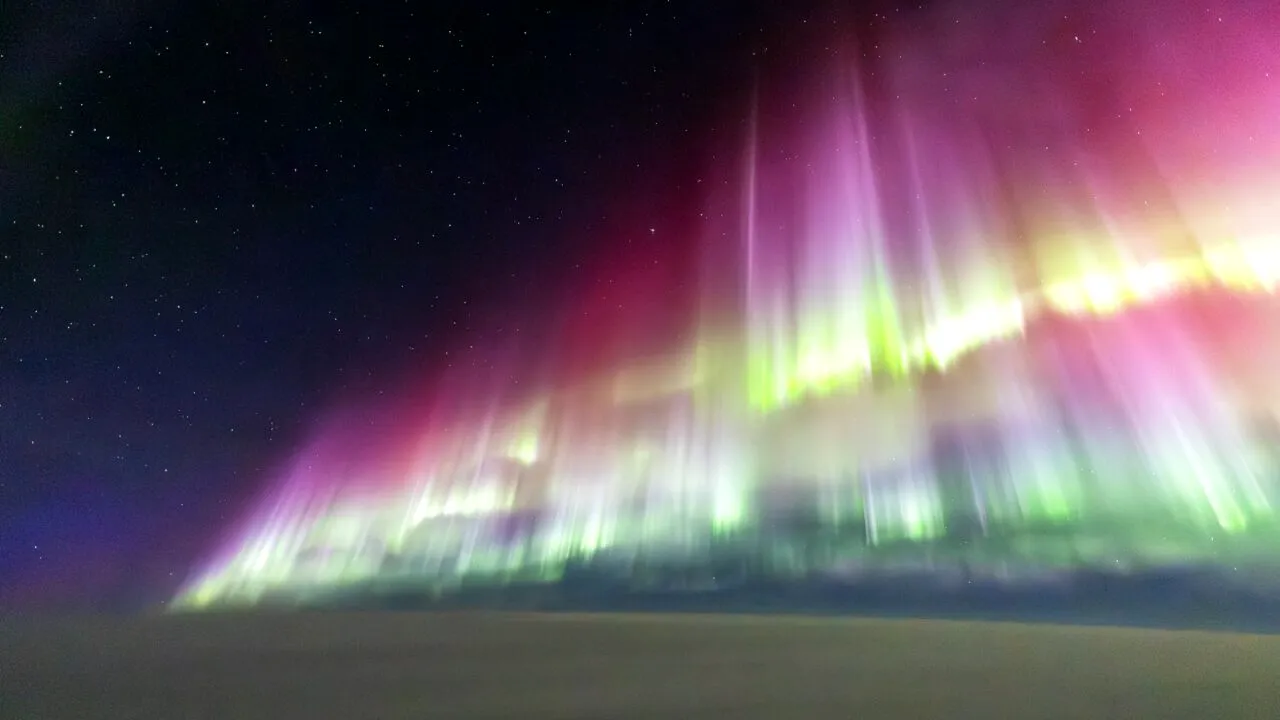 Cum a surprins un pilot imagini cu aurora boreală, chiar din cabina avionului