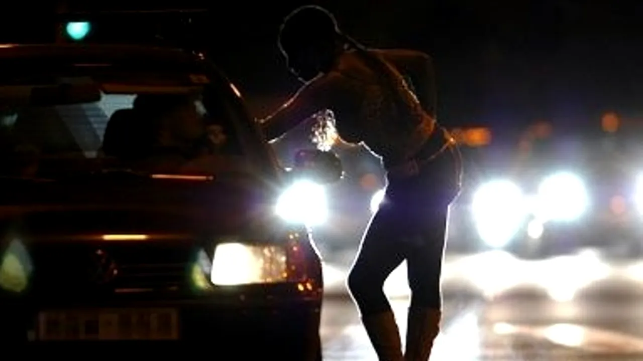Doi suedezi acuzați că au forțat o româncă să se prostitueze, condamnați la patru ani de închisoare