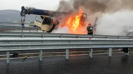 INCENDIU pe Autostrada Pitești-Sibiu. O macara a fost cuprinsă de flăcări, pompierii intervin de urgență