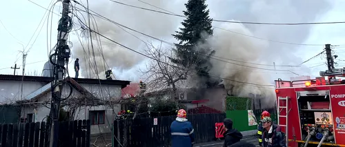 FOTO-VIDEO | Incendiu puternic izbucnit la o casă din Voluntari. Pompierii intervin cu mai multe autospeciale
