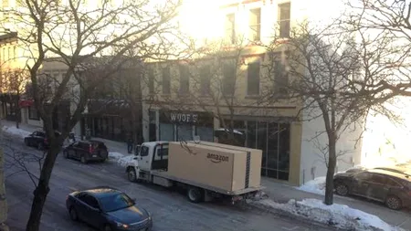 Misterul cutiilor uriașe livrate de Amazon îi stârnește pe internauți