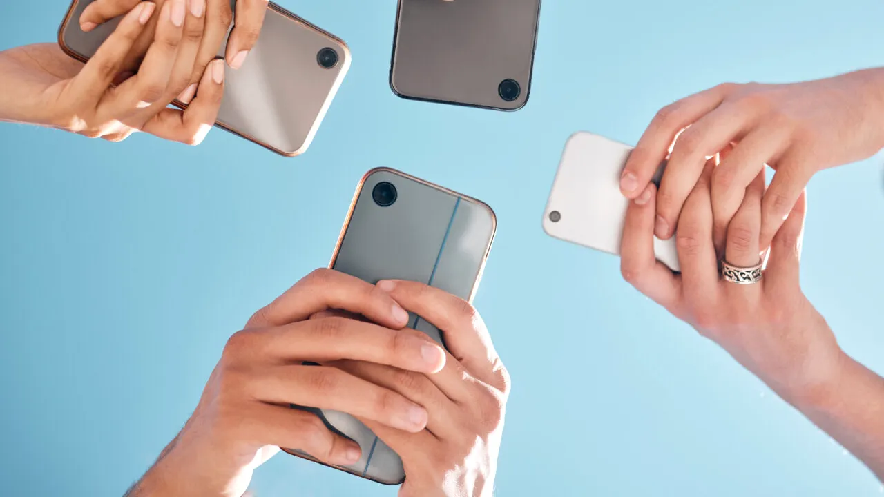 Generația scroll-ului infinit. De ce tinerii din Vest sunt tot mai nefericiți din cauza rețelelor sociale, în timp ce restul lumii pare rezilient