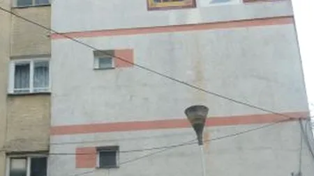 Ce și-a pictat un botoșănean, venit de la muncă din Olanda, pe peretele exterior al garsonierei. „Oamenii care trec pe aici își fac cruce